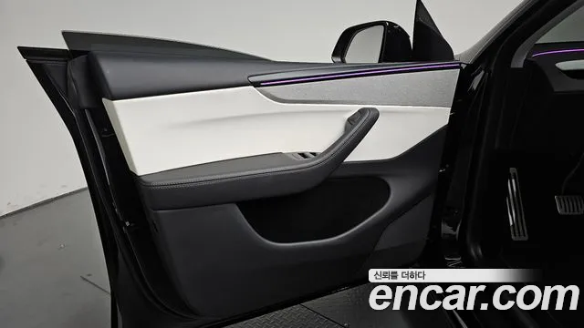 Tesla Model Y — Фото автомобиля 23