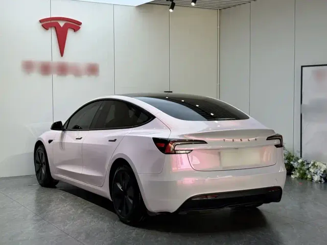 Tesla Model 3 — Фото автомобиля 4