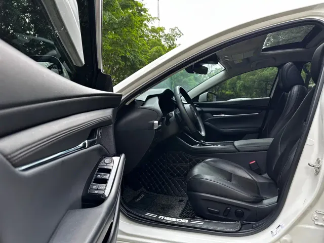Mazda Axela — Фото автомобиля 5