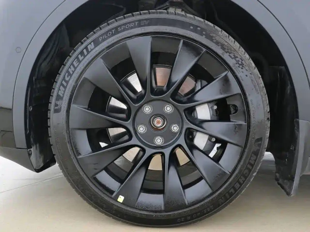 Tesla Model Y — Фото автомобиля 9