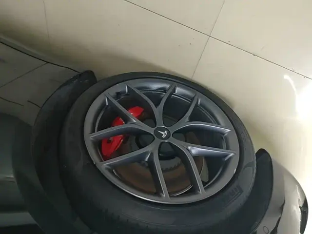 Tesla Model 3 — Фото автомобиля 24