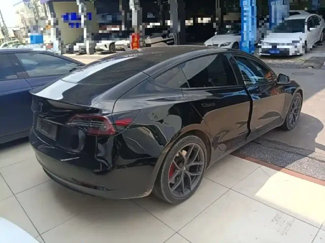 Tesla Model 3 — Фото автомобиля 6