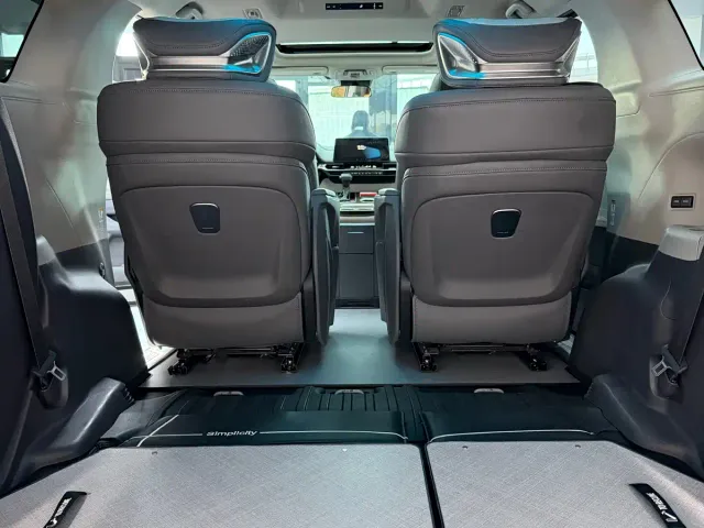 Toyota Sienna — Фото автомобиля 8