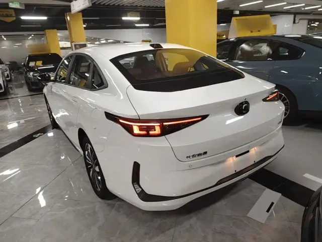 Changan Qiyuan A05 — Фото автомобиля 4