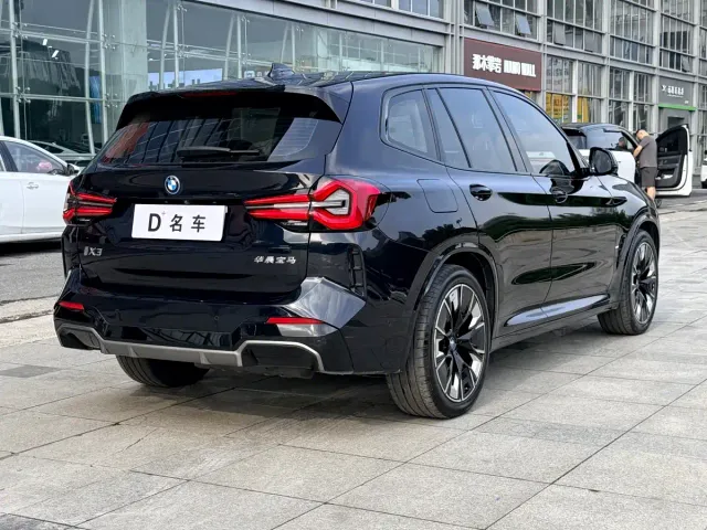 BMW iX3 — Фото автомобиля 12