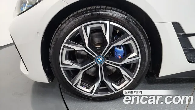 BMW i4 — Фото автомобиля 5