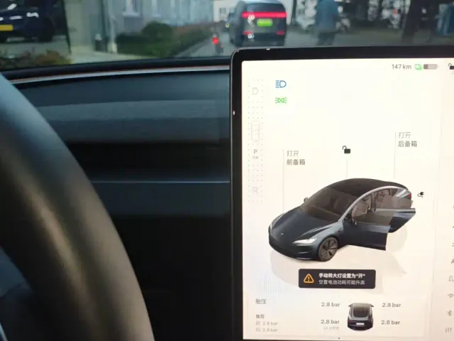 Tesla Model 3 — Фото автомобиля 13