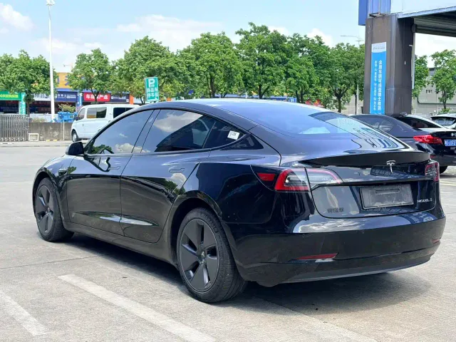 Tesla Model 3 — Фото автомобиля 6