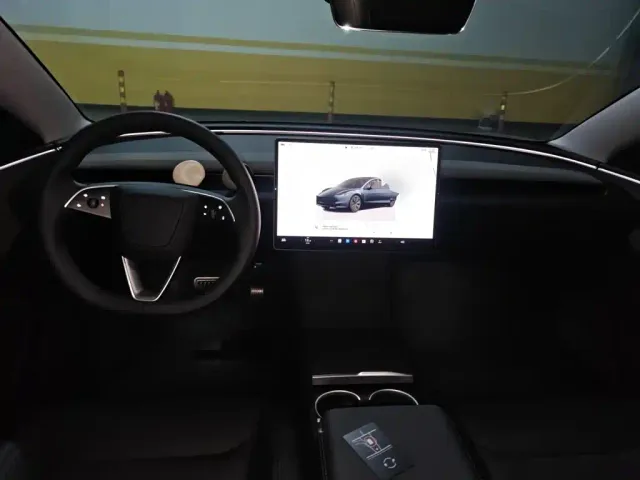 Tesla Model 3 — Фото автомобиля 5