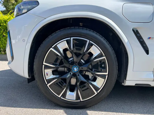 BMW iX3 — Фото автомобиля 3