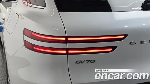 Genesis GV70 — Фото автомобиля 8