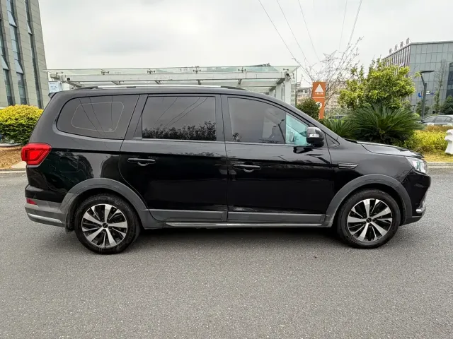 Dongfeng Fengxing Fengxing SX6 2022 1.6L Manual Comfort — Фото автомобиля 6