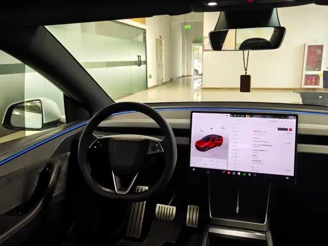 Tesla Model Y L — Фото автомобиля 10
