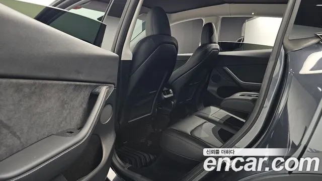 Tesla Model Y — Фото автомобиля 11