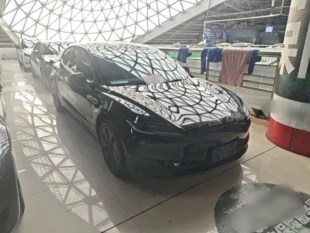 Tesla Model 3 — Фото автомобиля 3