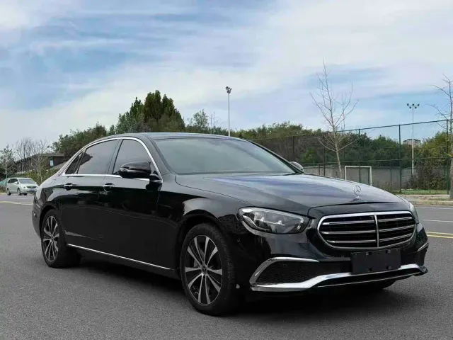 Mercedes-Benz E-Class — Фото автомобиля 3