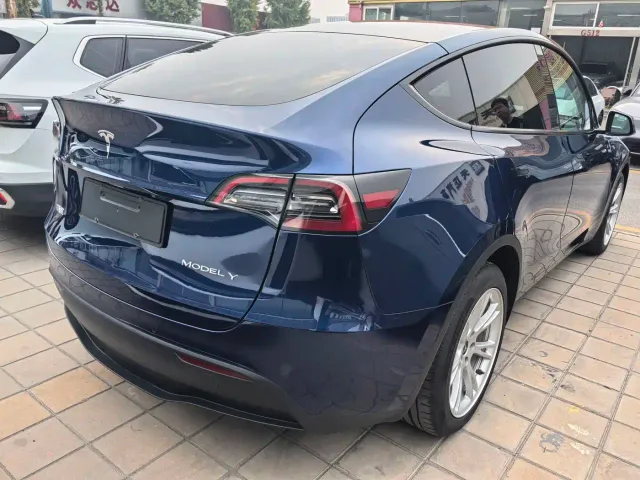 Tesla Model Y — Фото автомобиля 5