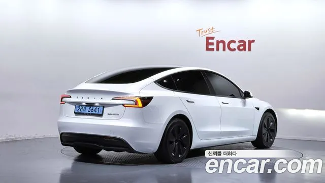 Tesla Model 3 — Фото автомобиля 2