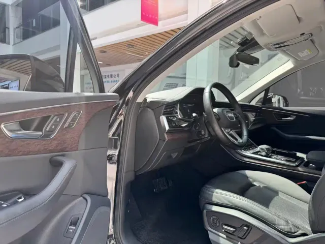 Audi Q7 — Фото автомобиля 9