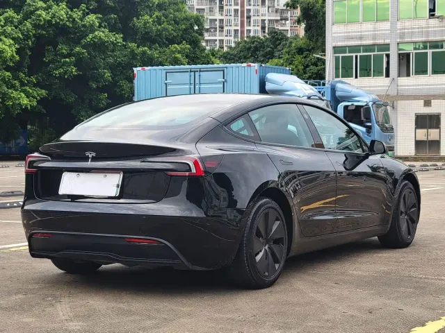 Tesla Model 3 — Фото автомобиля 14