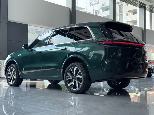 Li Auto L8 — Фото автомобиля 10