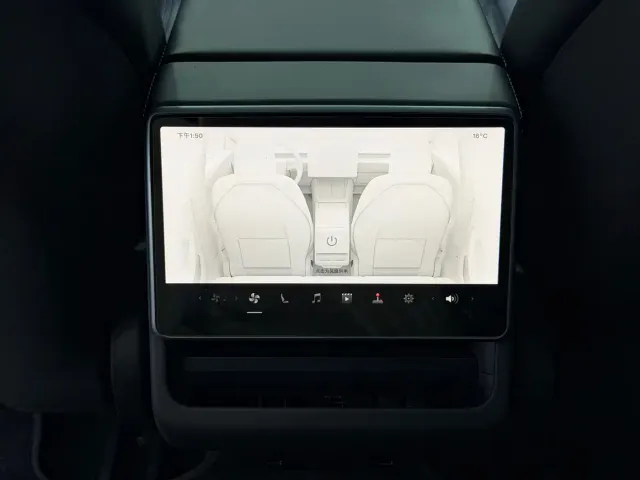 Tesla Model 3 — Фото автомобиля 9