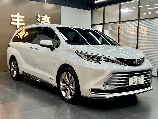 Toyota Sienna — Фото автомобиля 3