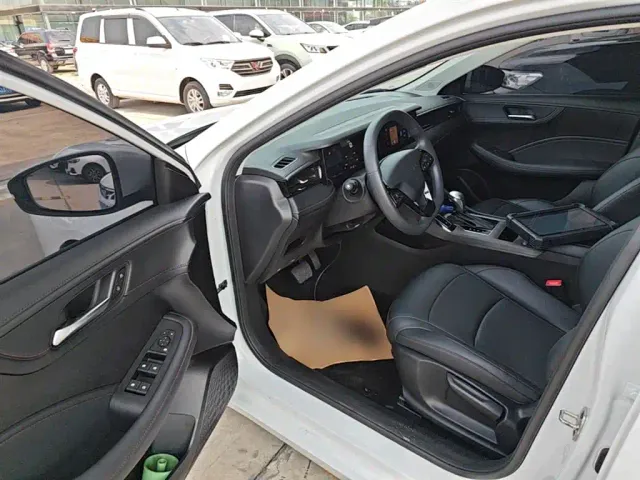 Roewe i5 — Фото автомобиля 15
