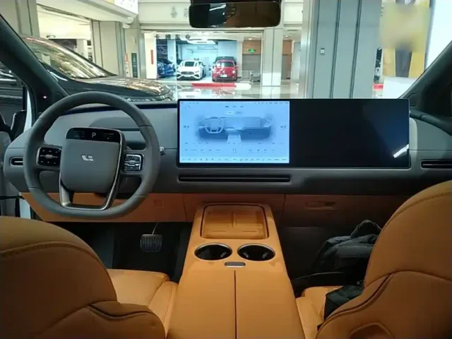Li Auto i8 — Фото автомобиля 9