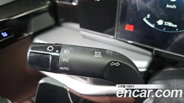 Hyundai Grandeur Grandeur (GN7) 2.5 Бензин 2WD — Фото автомобиля 25