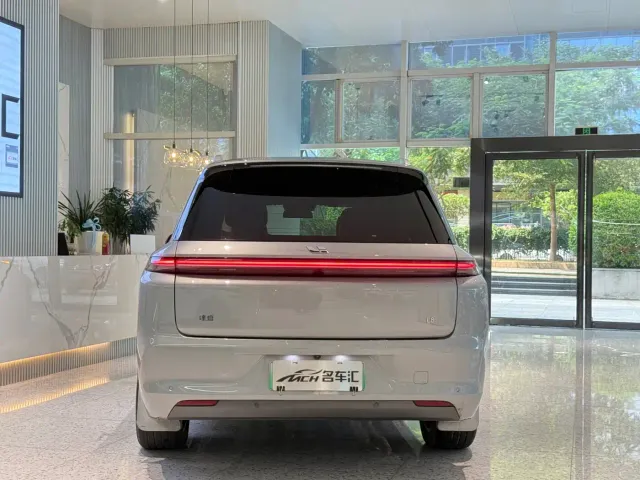 Li Auto L8 — Фото автомобиля 4