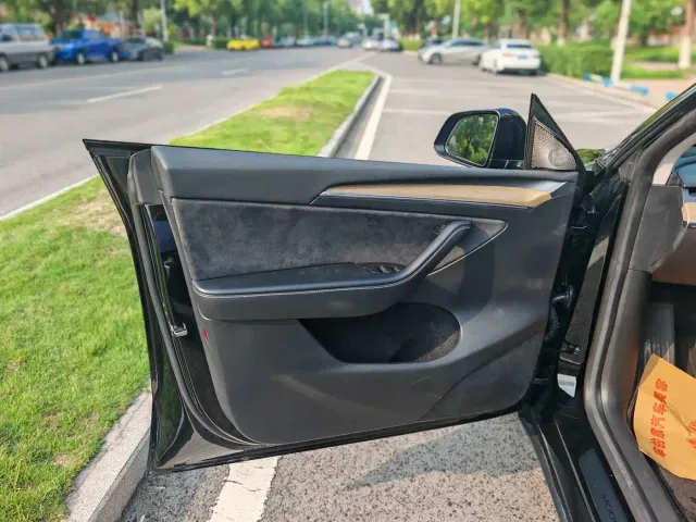 Tesla Model Y — Фото автомобиля 9
