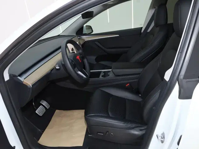 Tesla Model Y — Фото автомобиля 18