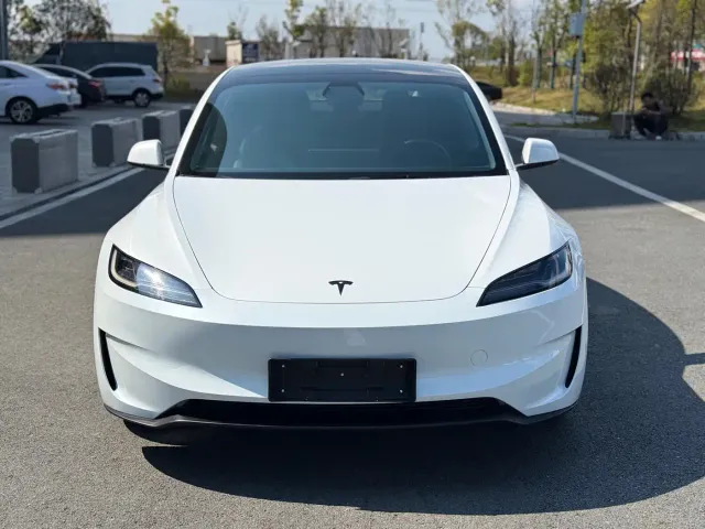 Tesla Model 3 — Фото автомобиля 2