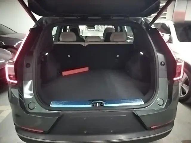 Volvo XC70 Plug-in Hybrid — Фото автомобиля 18