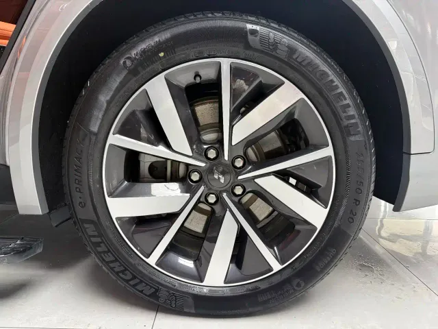 Li Auto L8 — Фото автомобиля 17