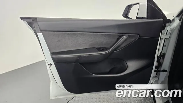 Tesla Model Y — Фото автомобиля 13
