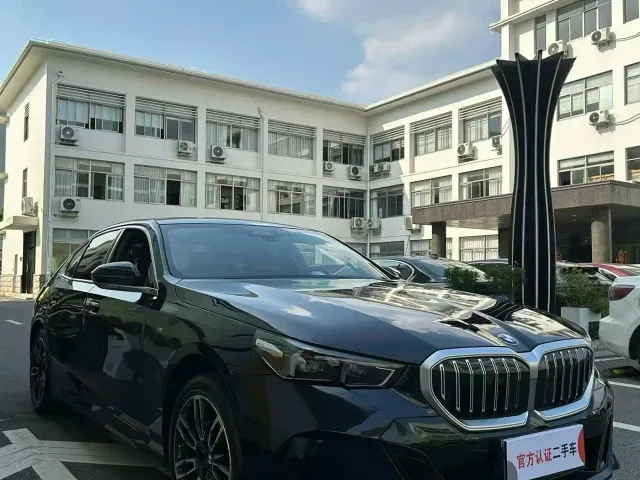BMW 5 Series — Фото автомобиля 3