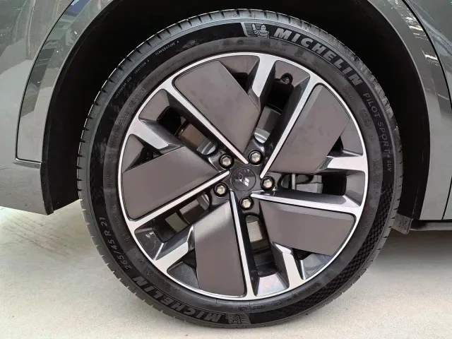 Li Auto L9 — Фото автомобиля 17