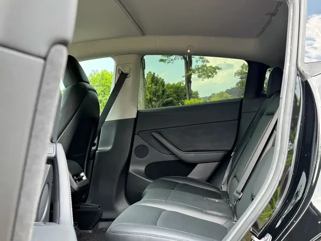 Tesla Model Y — Фото автомобиля 11