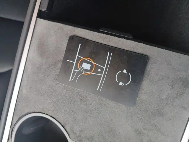 Tesla Model Y — Фото автомобиля 8