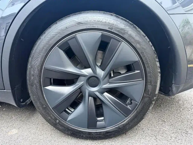 Tesla Model Y — Фото автомобиля 8
