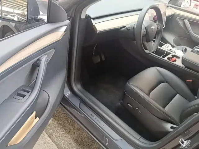 Tesla Model Y — Фото автомобиля 15