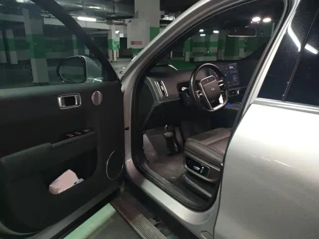 Li Auto L8 — Фото автомобиля 13