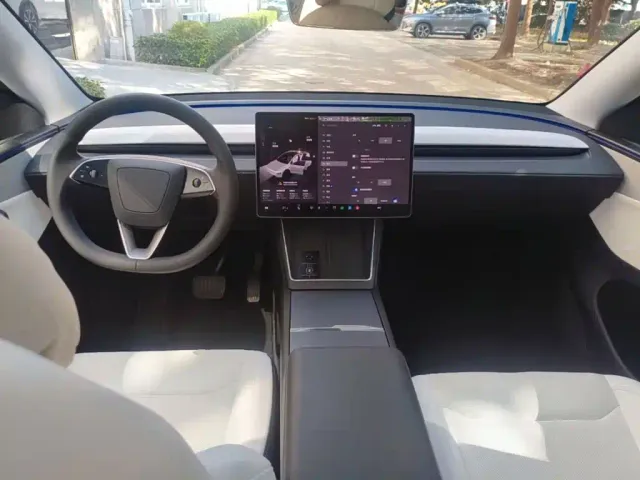 Tesla Model Y — Фото автомобиля 9