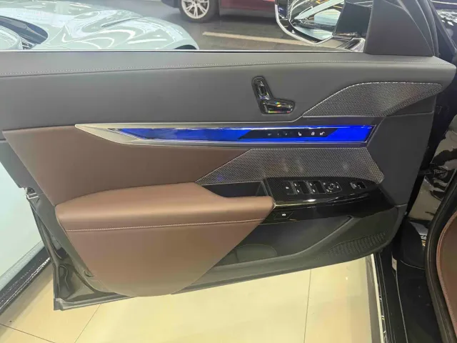 BMW i7 — Фото автомобиля 7