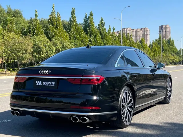 Audi S8 — Фото автомобиля 9