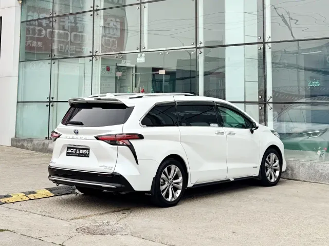 Toyota Sienna — Фото автомобиля 4