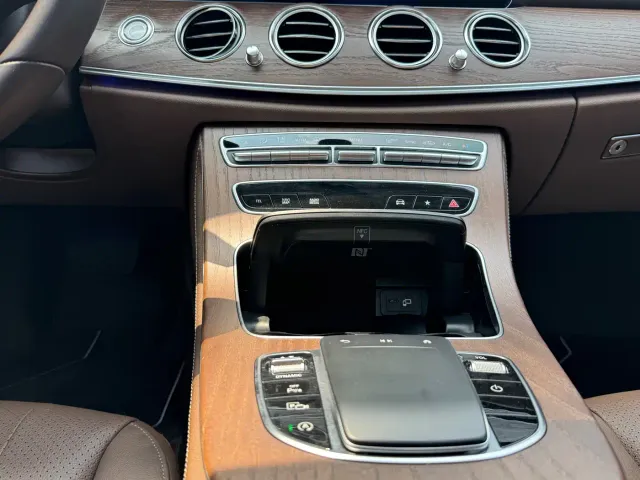 Mercedes-Benz E-Class — Фото автомобиля 9
