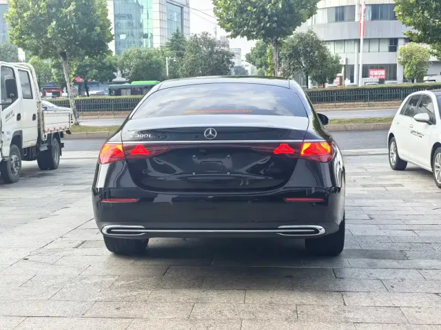 Mercedes-Benz E-Class — Фото автомобиля 5